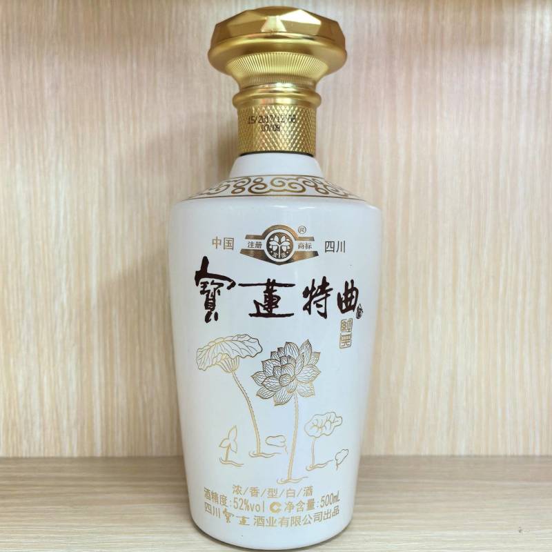 2017年宝莲特曲，52度浓香型白酒，八年的窖藏