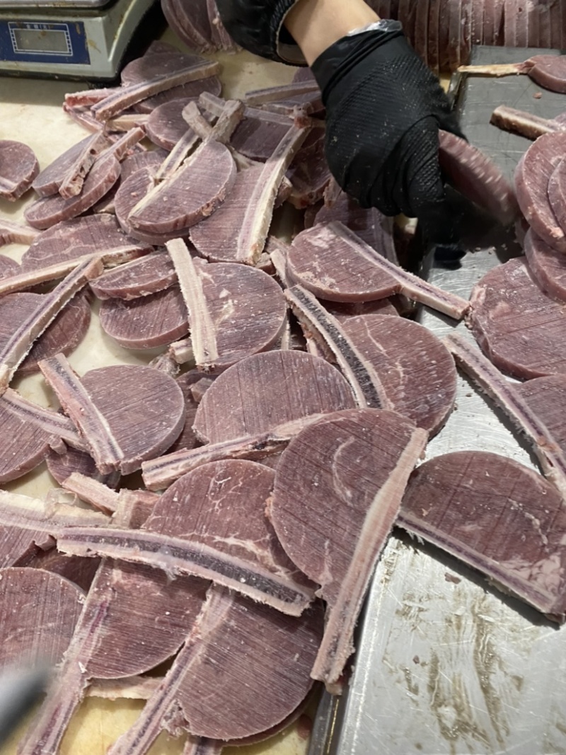 战斧小牛排，黑椒口味，口感鲜美，肉质细嫩，所有规格可订