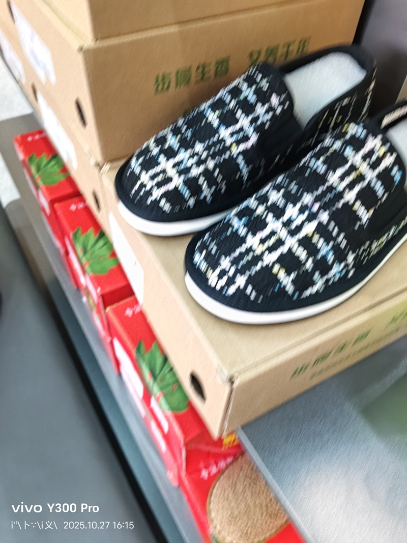 蕲艾养生鞋保温鞋，天然艾草加工制品，舒适去臭。欢迎进店咨询！