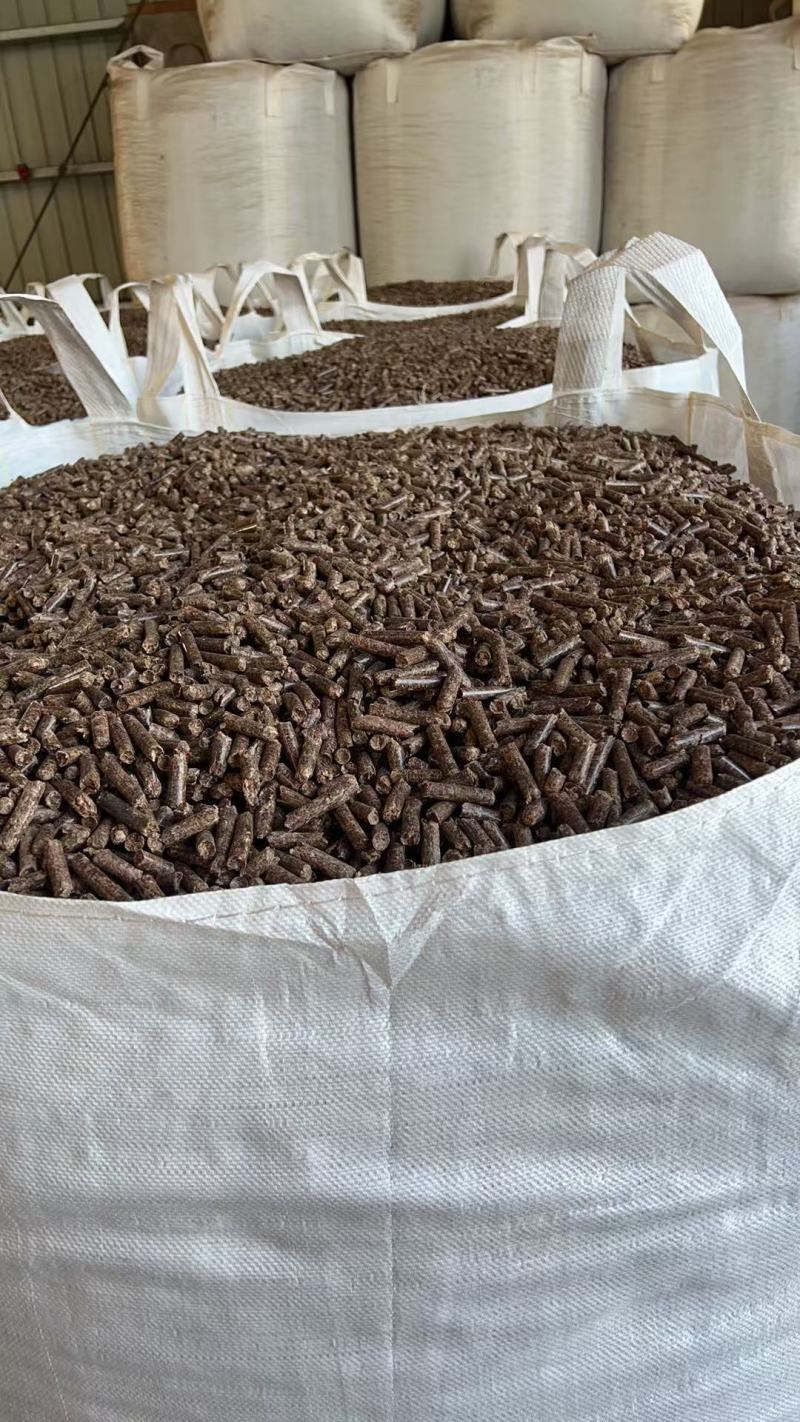 生物质颗粒热值4000以上，灰分2以下，纯杉木颗粒