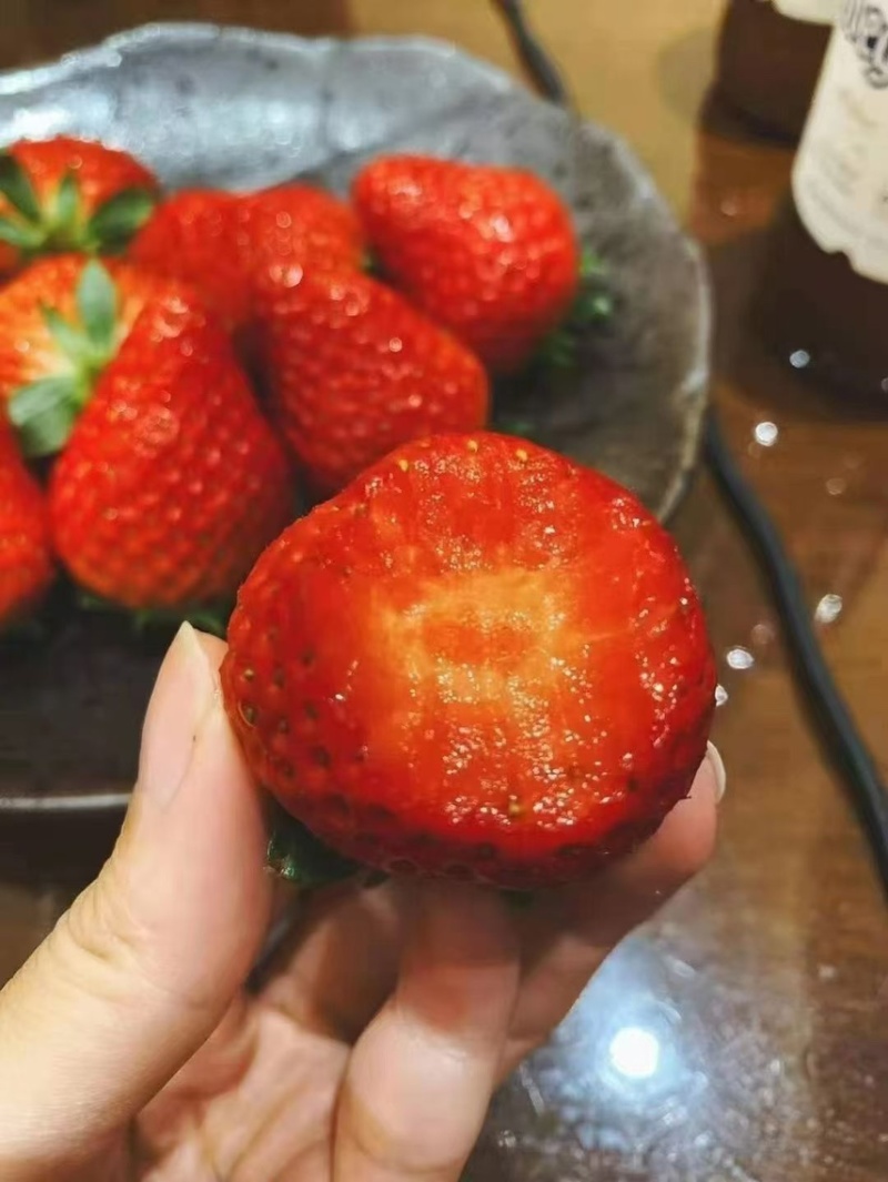 长丰红颜草莓，大量上市，优质产品，诚信代办，欢迎来电洽谈
