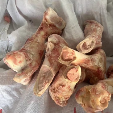 熬汤牛棒骨