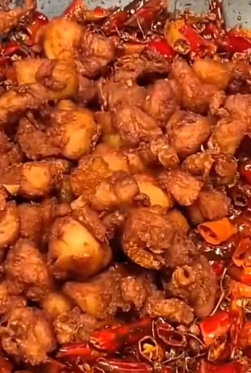 辣子鸡油黄鸡用材精选优质，品质一如既往