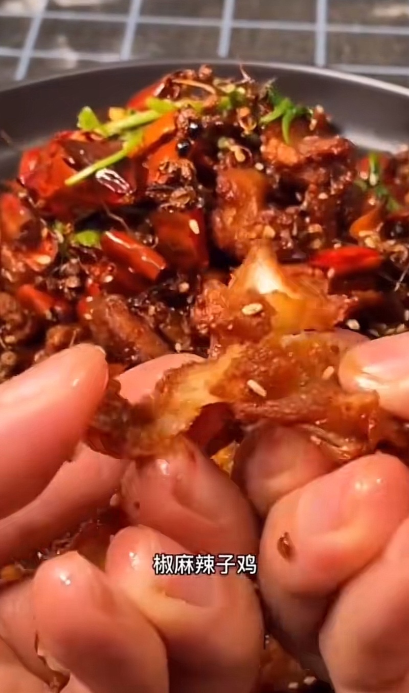 辣子鸡油黄鸡用材精选优质，品质一如既往