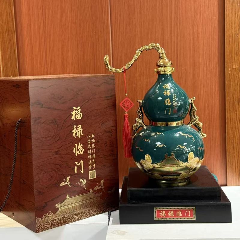 福禄葫芦瓶，釉色雅致，描金精美，“福禄临门”字样与吉祥纹