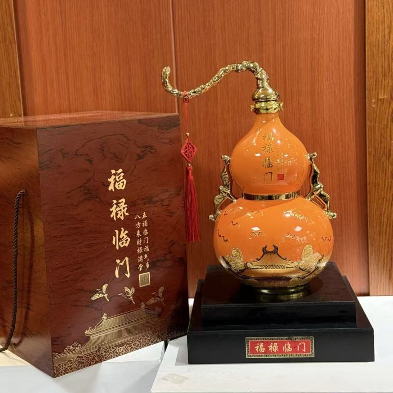 福禄葫芦瓶，釉色雅致，描金精美，“福禄临门”字样与吉祥纹