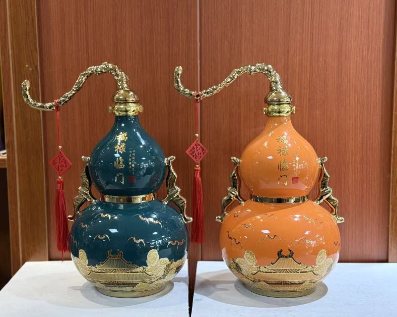 福禄葫芦瓶，釉色雅致，描金精美，“福禄临门”字样与吉祥纹