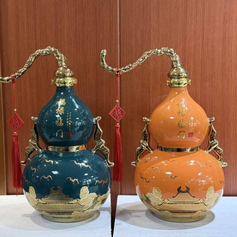 福禄葫芦瓶，釉色雅致，描金精美，“福禄临门”字样与吉祥纹