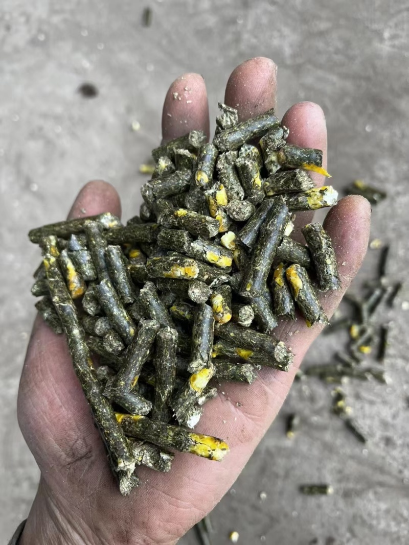玉米全价颗粒料花生秧颗粒花生秧+玉米颗粒各种规格可定