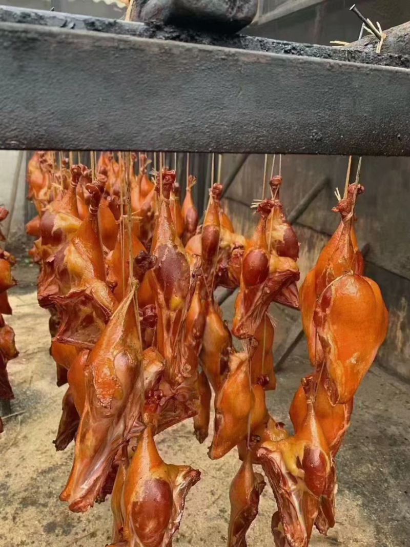 烟熏鸭腿，烤鸭腿，工厂一手货源，需要的看过来欢迎来电咨询