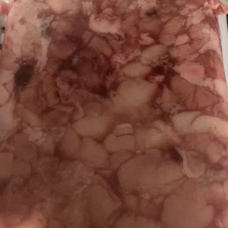 鲤鱼鱼白加工中，速冻冻板