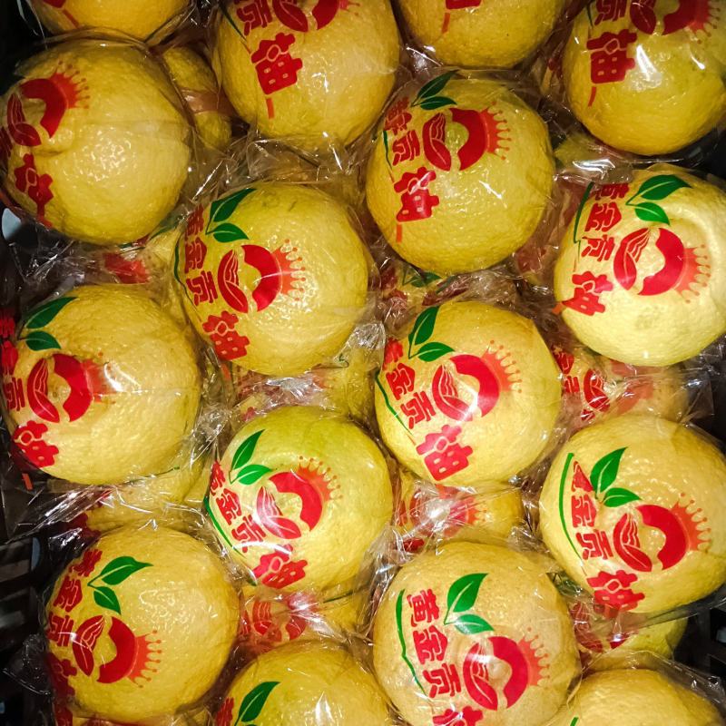 黄金贡柚脆甜多汁，香甜可口