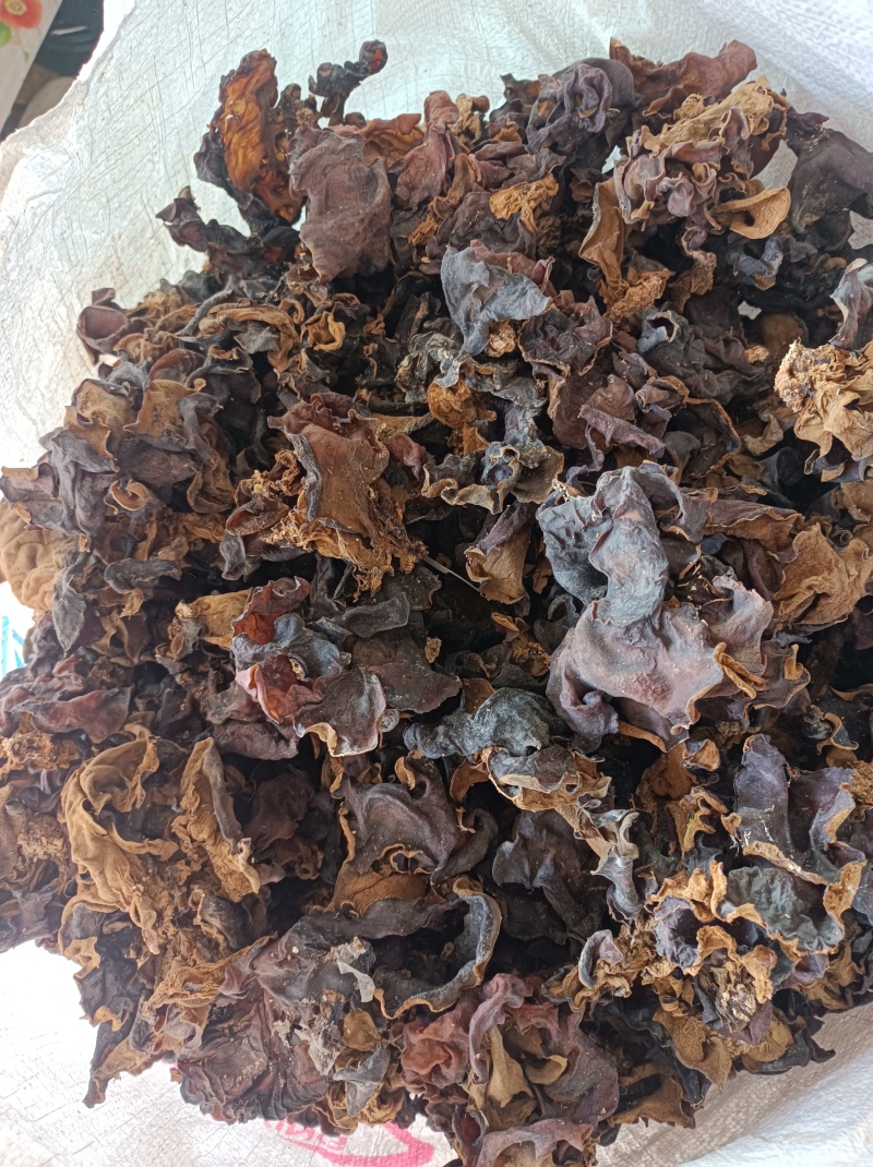 自家种植木耳，自家晾晒，无硫***，天然晒干保留营养