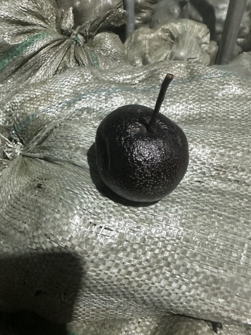 冻梨通货2两左右，汁水丰富，酸甜可口！大概1万多斤