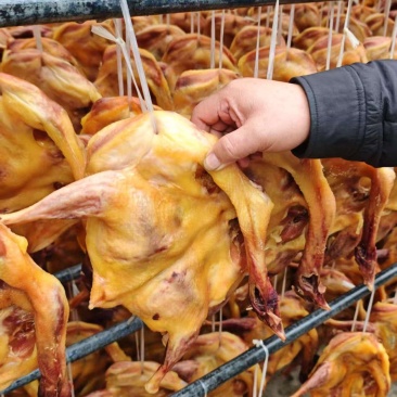 风吹鸡地摊电商批发风吹鸡腊鸡整只鸡腊味腊鸭腊肉腊肠腊鸡