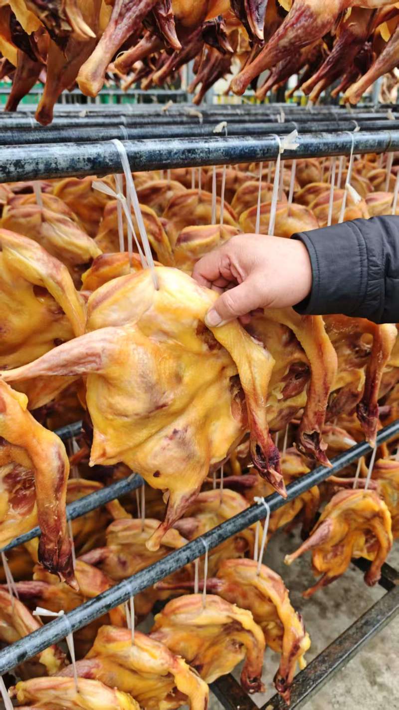 风吹鸡地摊电商批发风吹鸡腊鸡整只鸡腊味腊鸭腊肉腊肠腊鸡