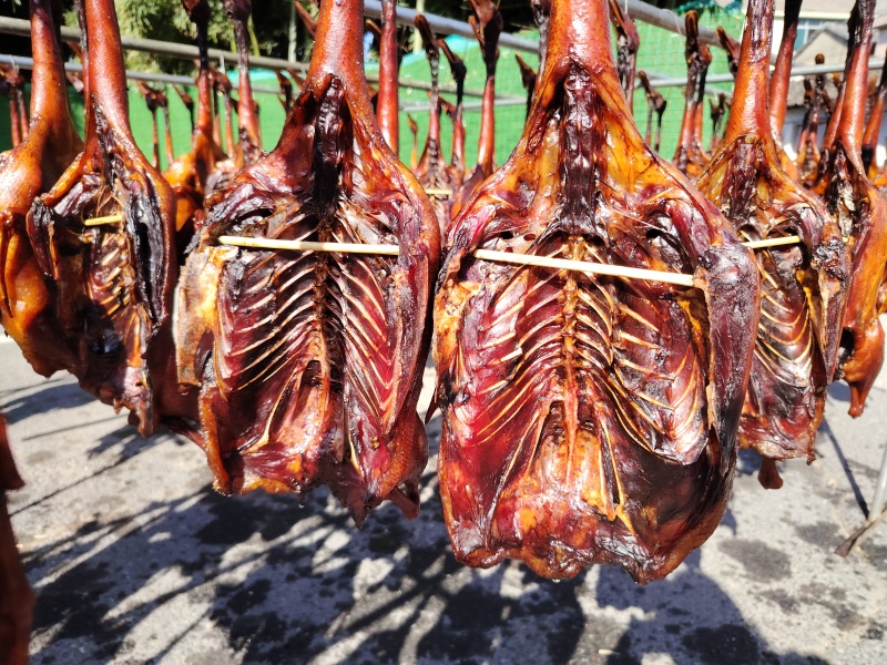 农家自制风干老鸭，新鲜腌制，肉质紧实，口感很棒。