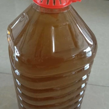 自家山上的山茶油，采用物理压榨，纯度够高。