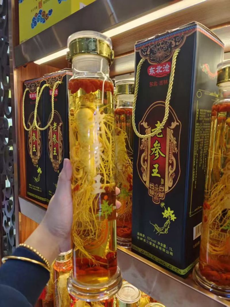 老参王人参酒，一瓶2斤一箱6瓶独立包装。精选好参配好酒