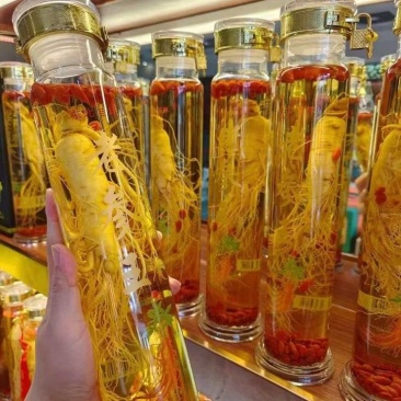 老参王人参酒,一瓶2斤一箱6瓶独立包装。精选好参配好酒