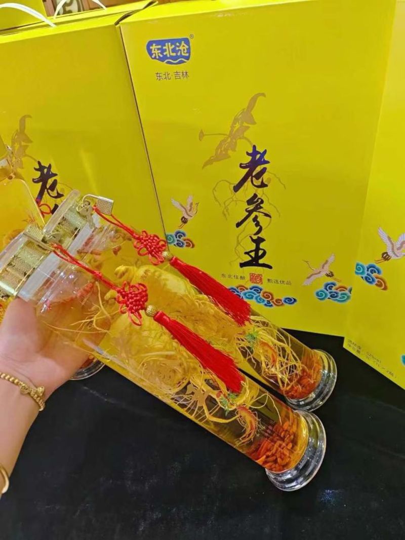 2斤一瓶的老参王礼盒款，一盒两瓶，52度高粱酒，精选好参