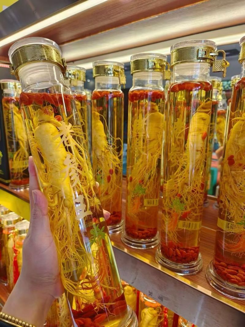 2斤一瓶的老参王礼盒款，一盒两瓶，52度高粱酒，精选好参