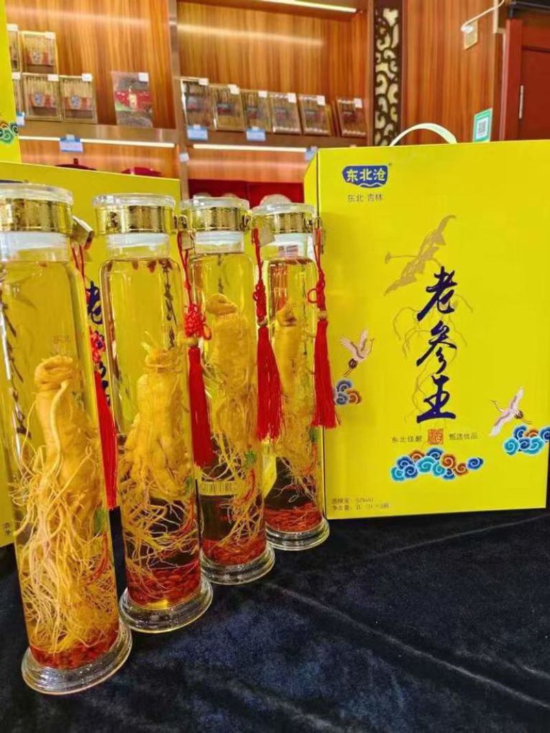 2斤一瓶的老参王礼盒款，一盒两瓶，52度高粱酒，精选好参
