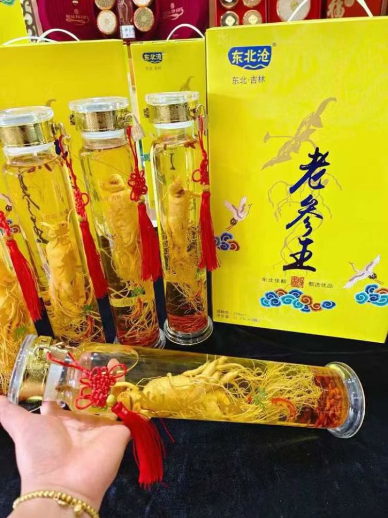 2斤一瓶的老参王礼盒款，一盒两瓶，52度高粱酒，精选好参