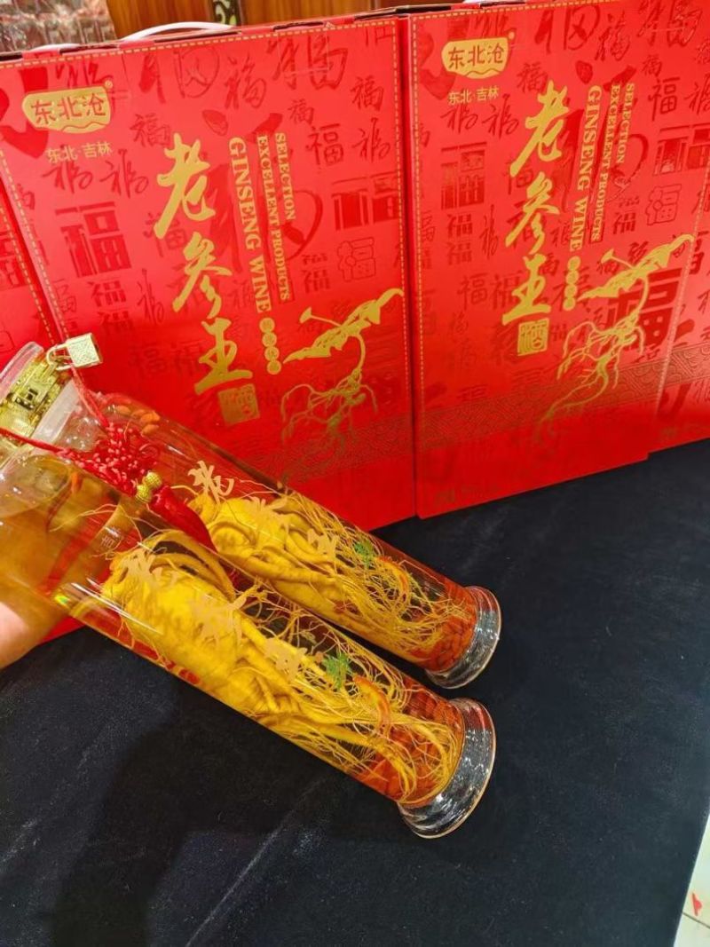 2斤一瓶的老参王礼盒款，一盒两瓶，52度高粱酒，精选好参
