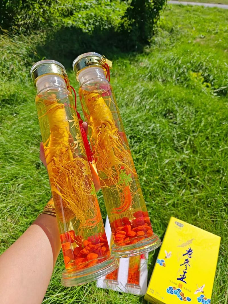 2斤一瓶的老参王礼盒款，一盒两瓶，52度高粱酒，精选好参