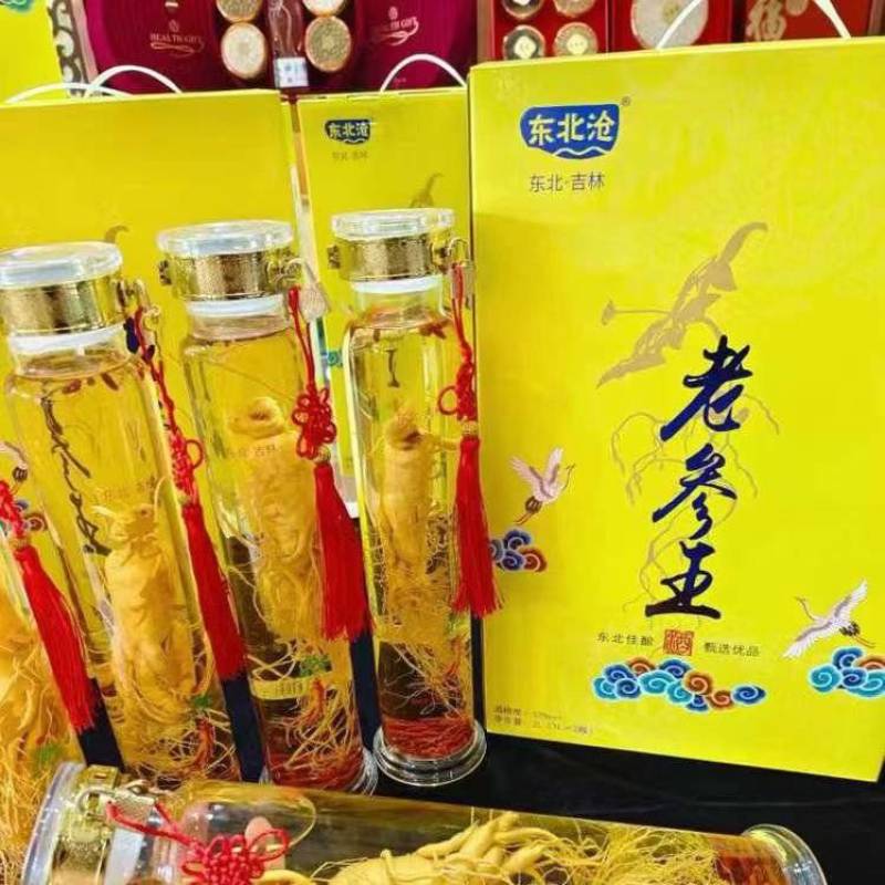 2斤一瓶的老参王礼盒款，一盒两瓶，52度高粱酒，精选好参