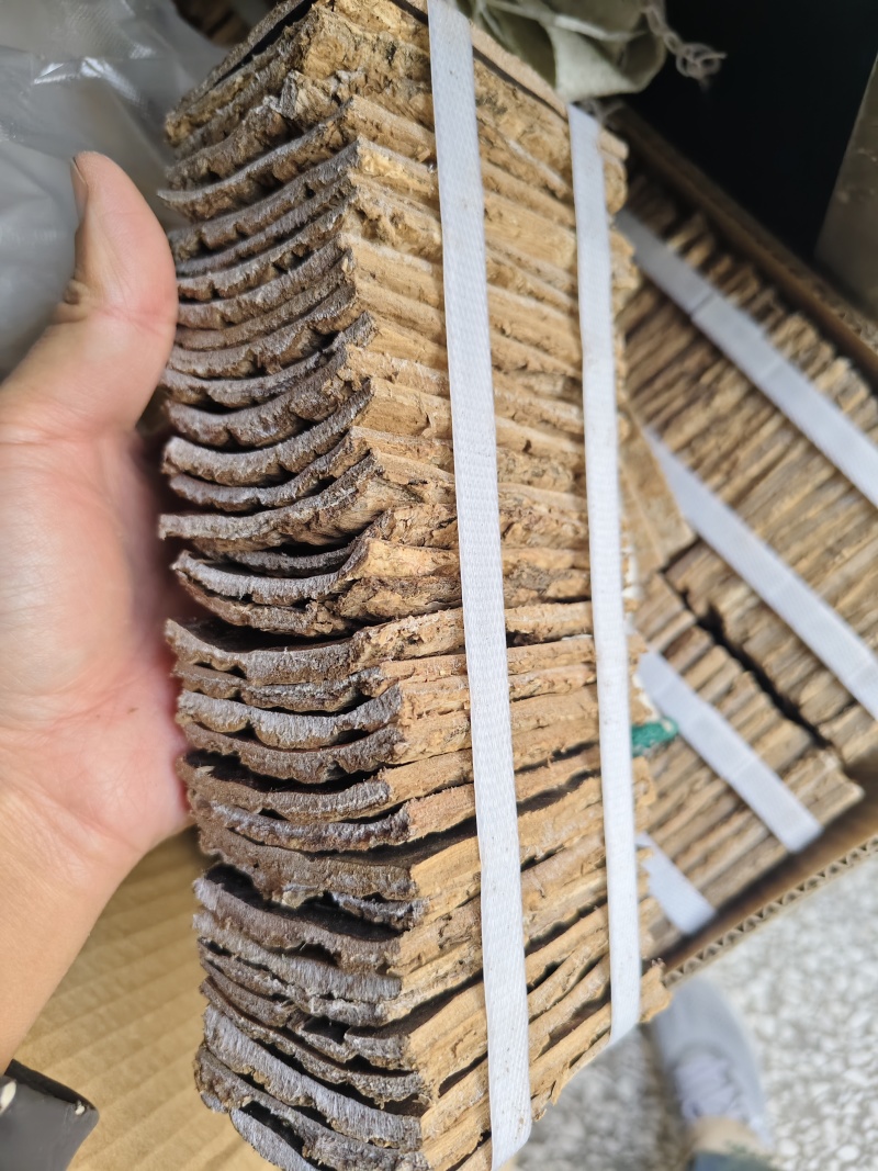 杜仲块，天然无硫，磨皮杜仲四川老树皮切块，规格齐全