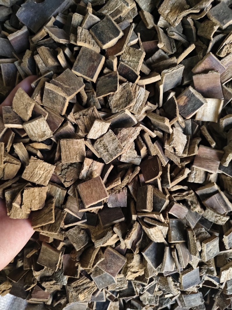 杜仲块，天然无硫，磨皮杜仲四川老树皮切块，规格齐全