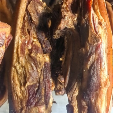 四川自家喂养猪，腊肉，肥而不利，量大从优一手货源，品质保