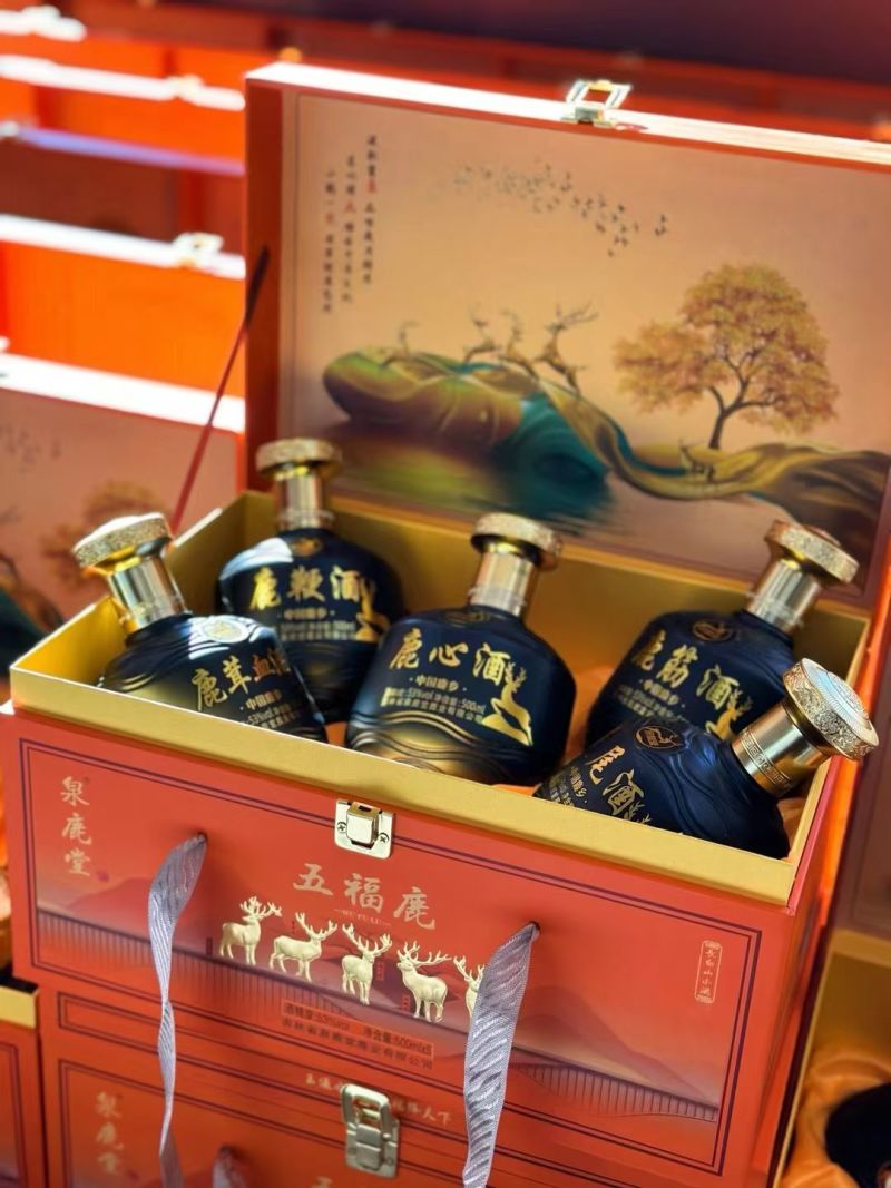 五福鹿酒、一套5瓶共5种酒，高端大气。送礼有面儿