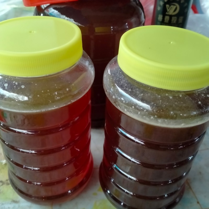 自己家人养的蜂蜜，纯蜂蜜，很浓很浓的蜂蜜，不渗水不加糖，