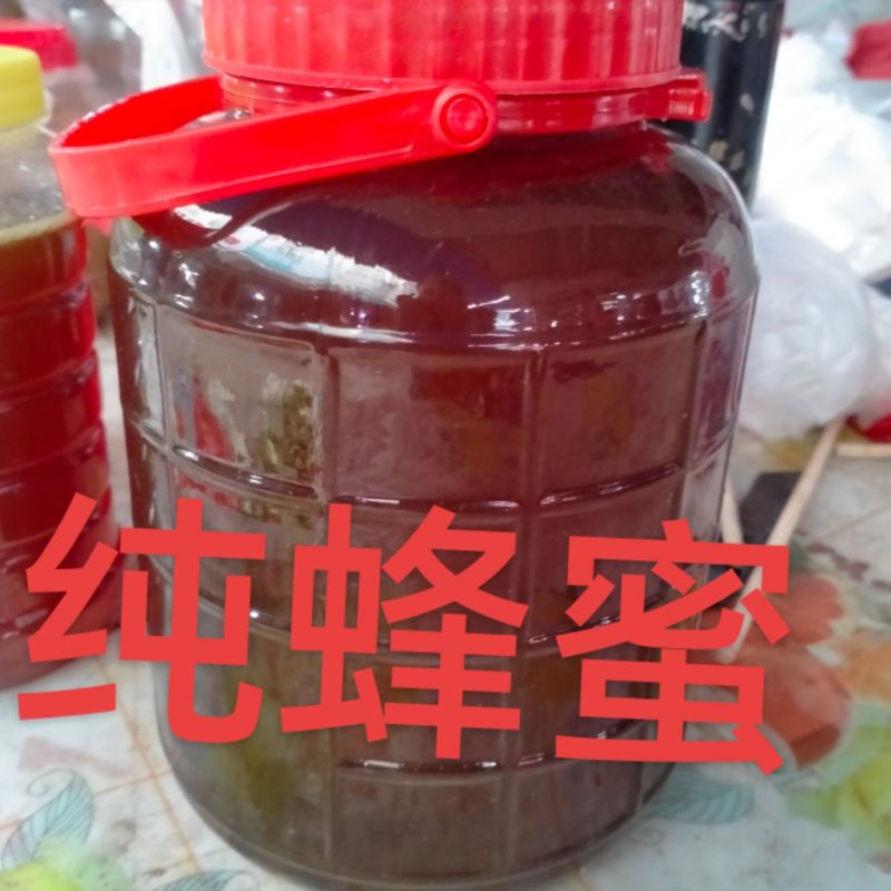 自己家人养的蜂蜜，纯蜂蜜，很浓很浓的蜂蜜，不渗水不加糖，