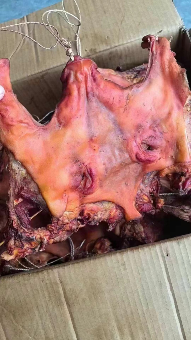 烟熏腊去骨猪头肉带耳朵，半边猪头肉，干度好很香