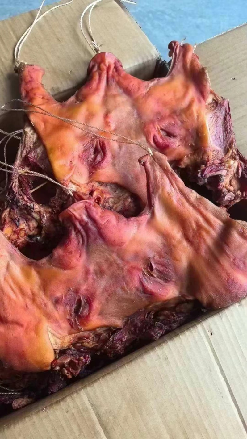 烟熏腊去骨猪头肉带耳朵，半边猪头肉，干度好很香