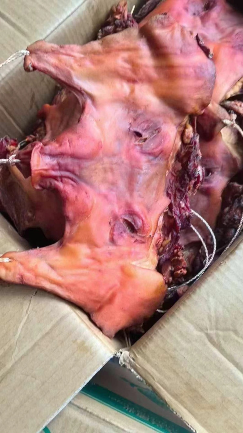 烟熏腊去骨猪头肉带耳朵，半边猪头肉，干度好很香