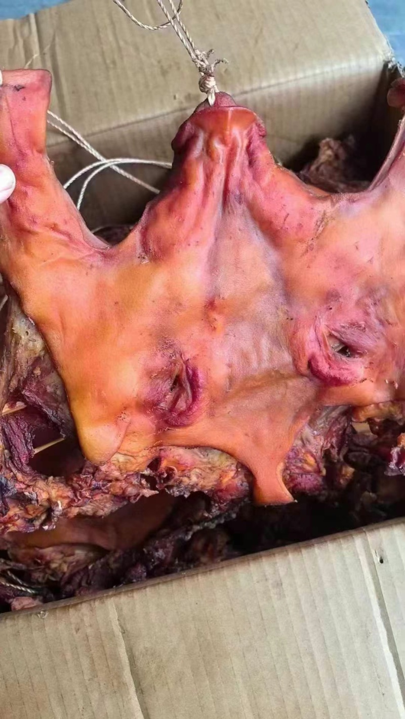 烟熏腊去骨猪头肉带耳朵，半边猪头肉，干度好很香