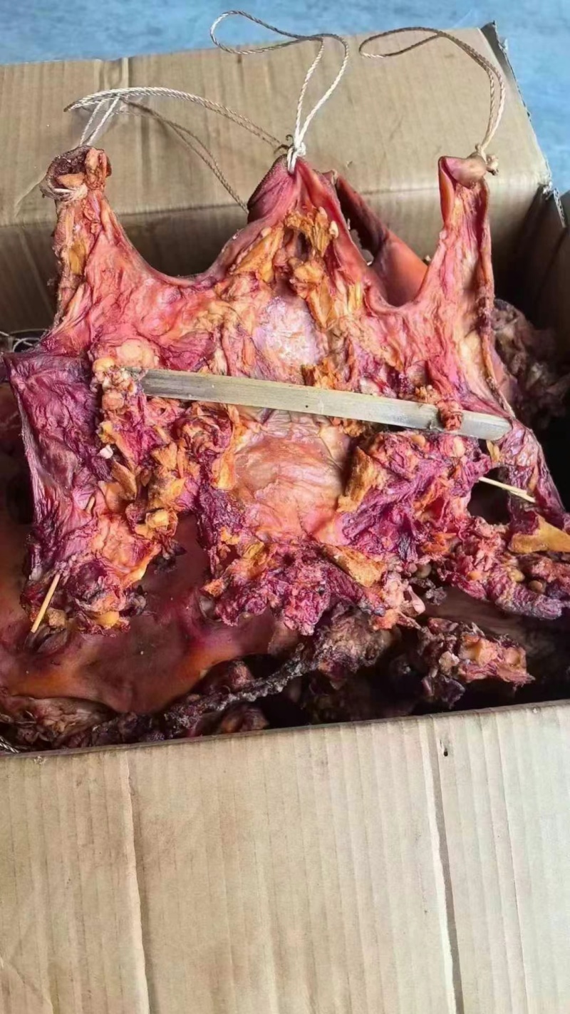 烟熏腊去骨猪头肉带耳朵，半边猪头肉，干度好很香