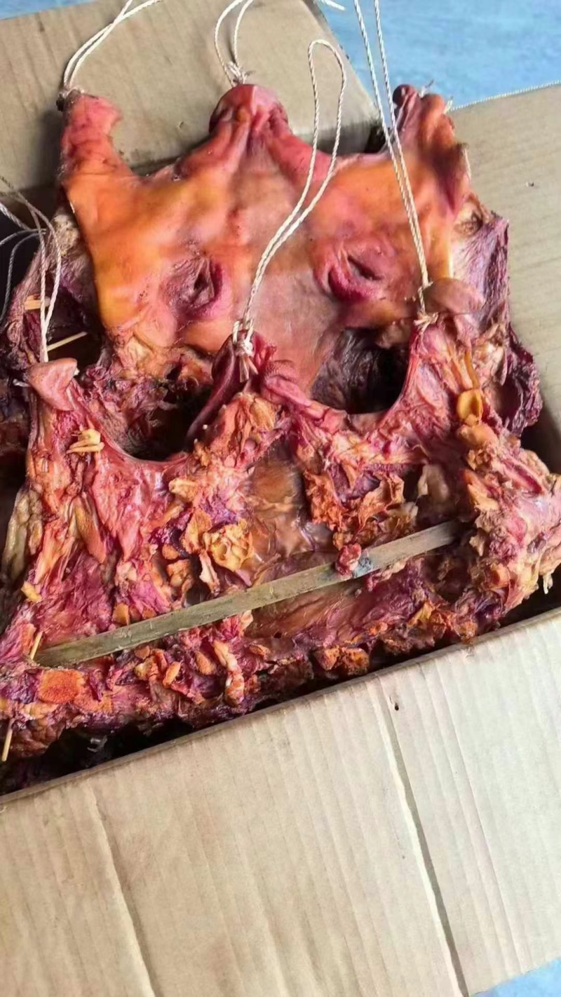 烟熏腊去骨猪头肉带耳朵，半边猪头肉，干度好很香