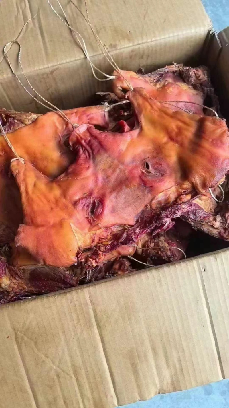 烟熏腊去骨猪头肉带耳朵，半边猪头肉，干度好很香