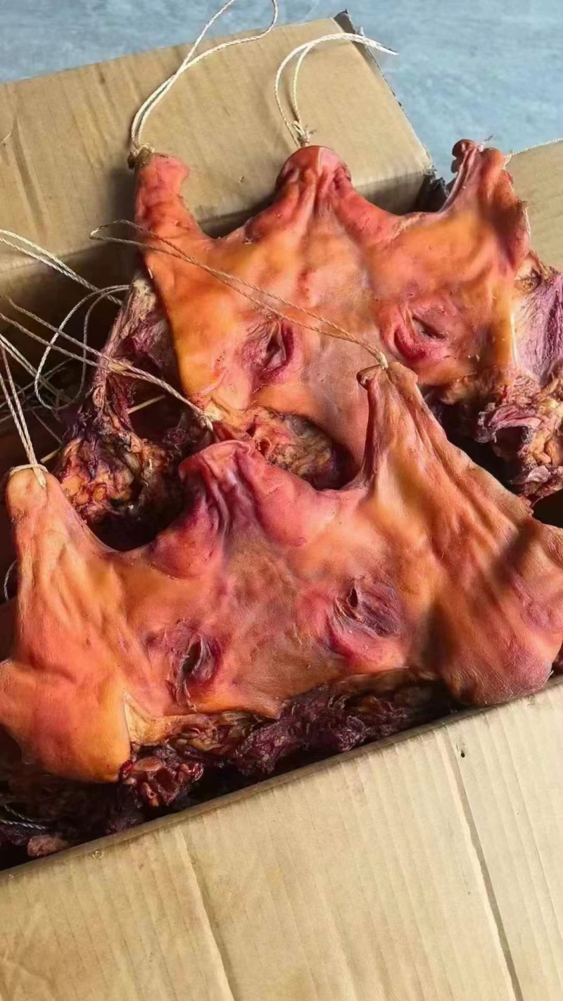 烟熏腊去骨猪头肉带耳朵，半边猪头肉，干度好很香