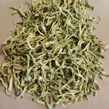 青萝卜条，青萝卜干。烘干萝卜干