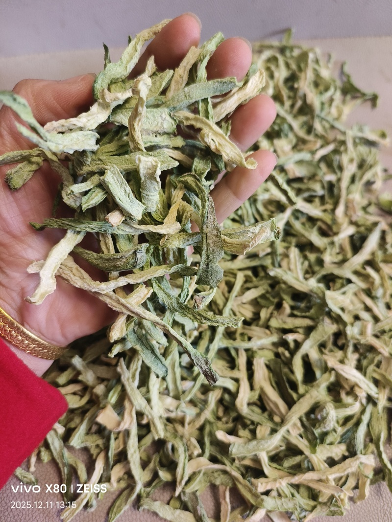 青萝卜条，青萝卜干。烘干萝卜干