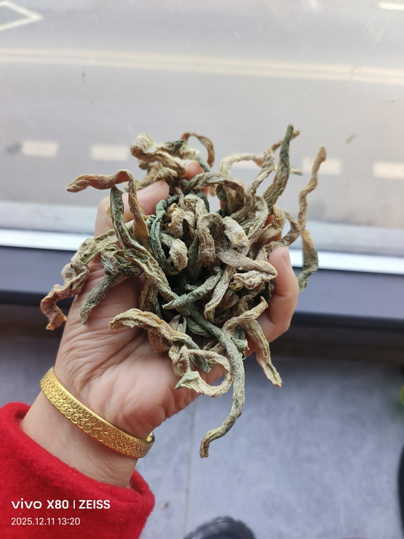晒干的青萝卜条。青萝卜干。