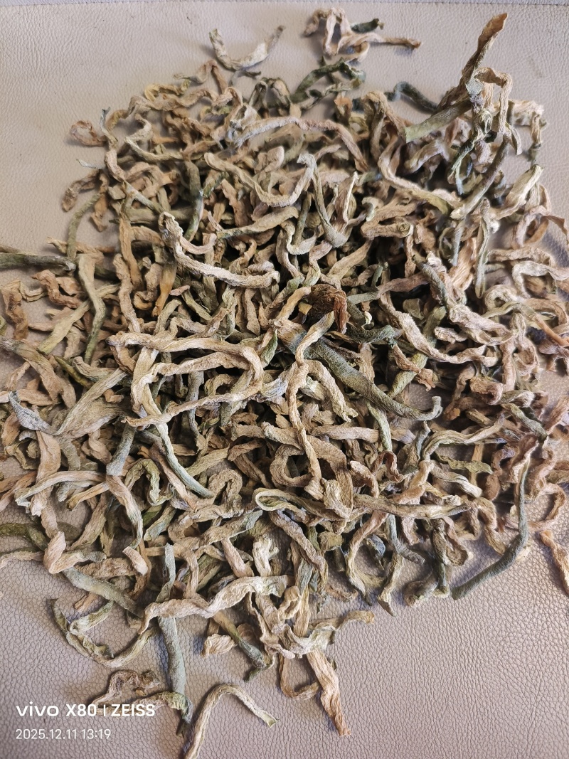 晒干的青萝卜条。青萝卜干。