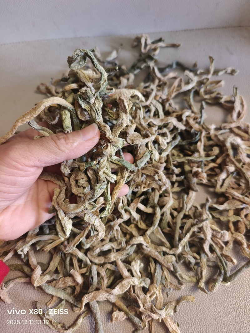 晒干的青萝卜条。青萝卜干。